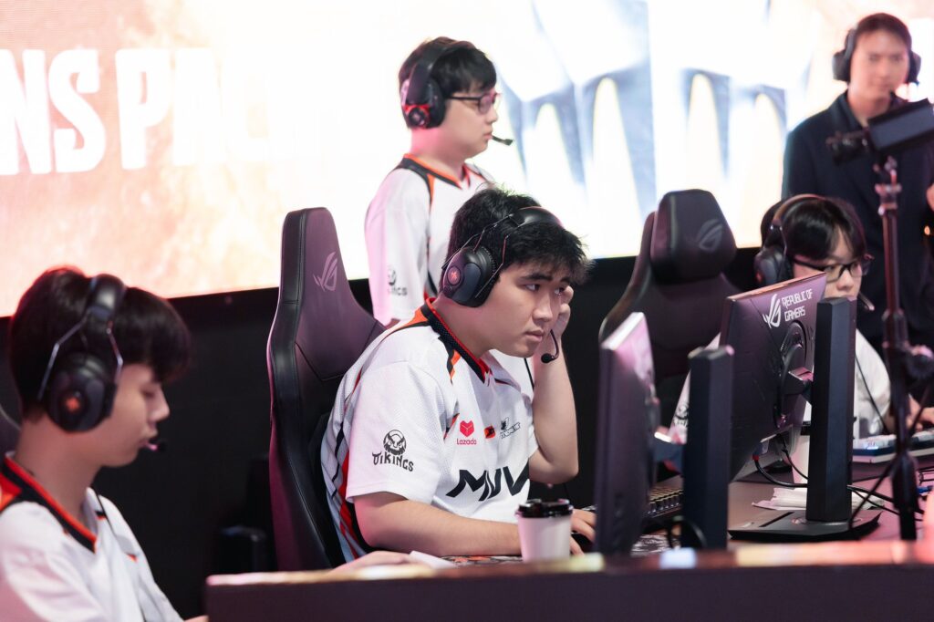 Đội tuyển VCS chuẩn bị cho trận đấu playoffs