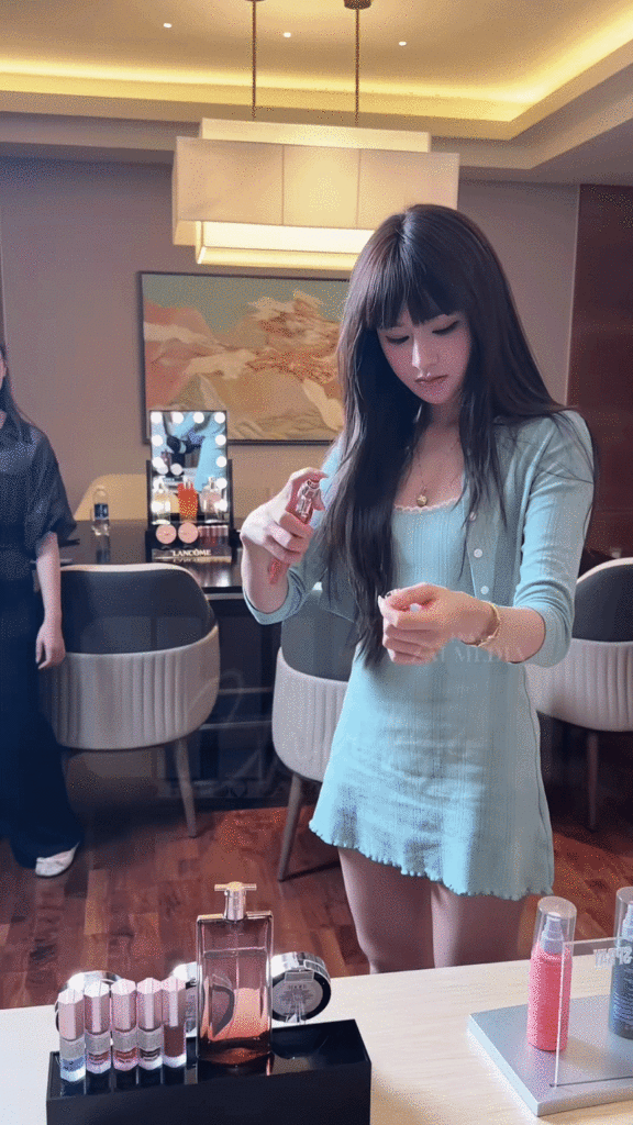 Hình ảnh Hiền Hồ với kiểu tóc dài thẳng màu đen