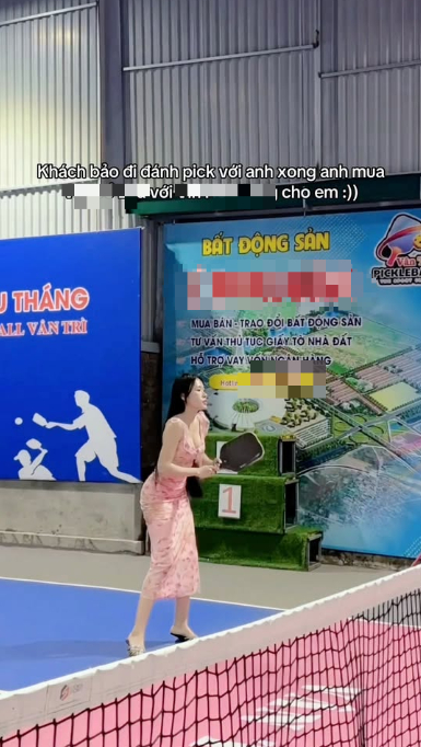 Cô gái trò chuyện và giao lưu cùng khách hàng tại sân Pickleball