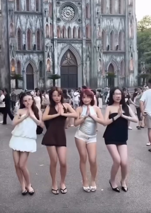 Các thành viên trong nhóm xuất hiện cùng nhau trước công trình tôn giáo