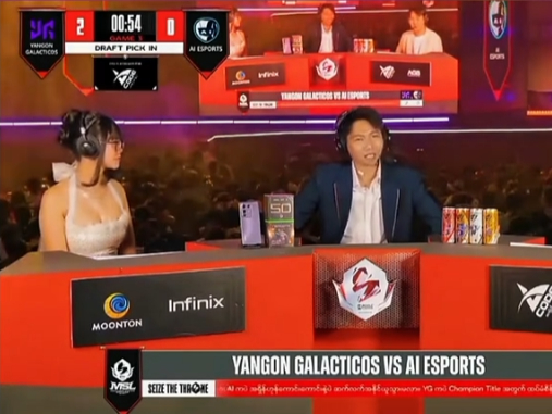 Nữ MC esports tự tin trước máy quay trong chương trình thi đấu