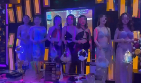 Nhóm người tạo dáng theo nhạc tại quán karaoke