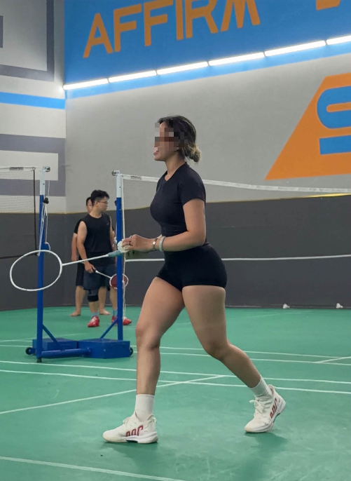 Toàn cảnh nữ gymer trong buổi chơi cầu lông ngoài trời