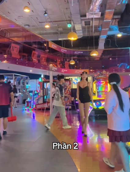 Chi tiết trang phục màu đen và vóc dáng của cô gái