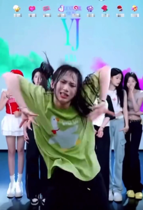 Nữ idol tiếp tục nhảy trong buổi phát sóng trực tiếp