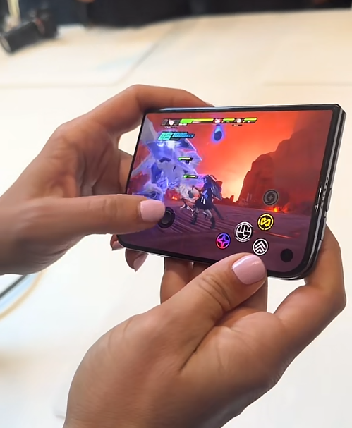 Màn hình OLED lớn hiển thị cảnh chiến đấu trong game