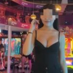 Hot girl diện trang phục màu đen xuất hiện trong trung tâm thương mại