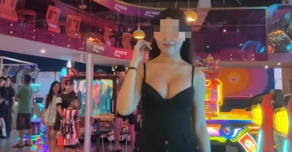 Hot girl diện trang phục màu đen xuất hiện trong trung tâm thương mại