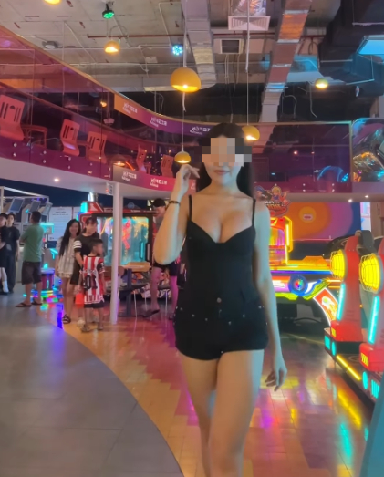 Hot girl di chuyển giữa khu vực có nhiều khách tham quan