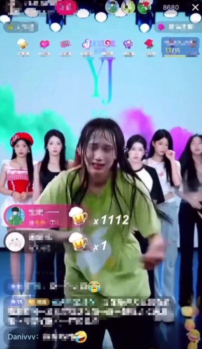 Khoảnh khắc nữ idol có biểu cảm mệt mỏi khi biểu diễn