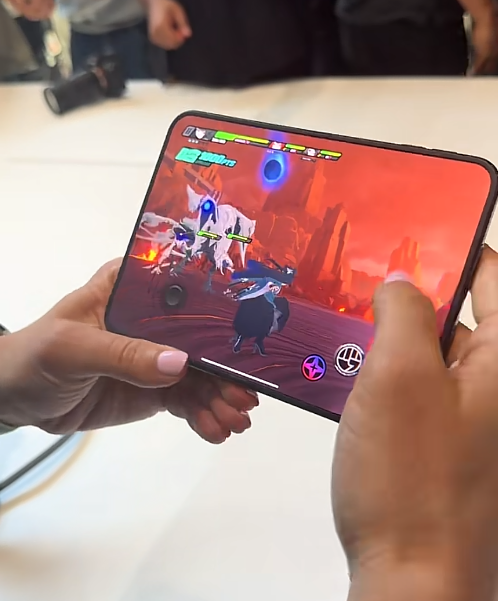 Thiết bị iPhone Duo được giới thiệu trong không gian sự kiện