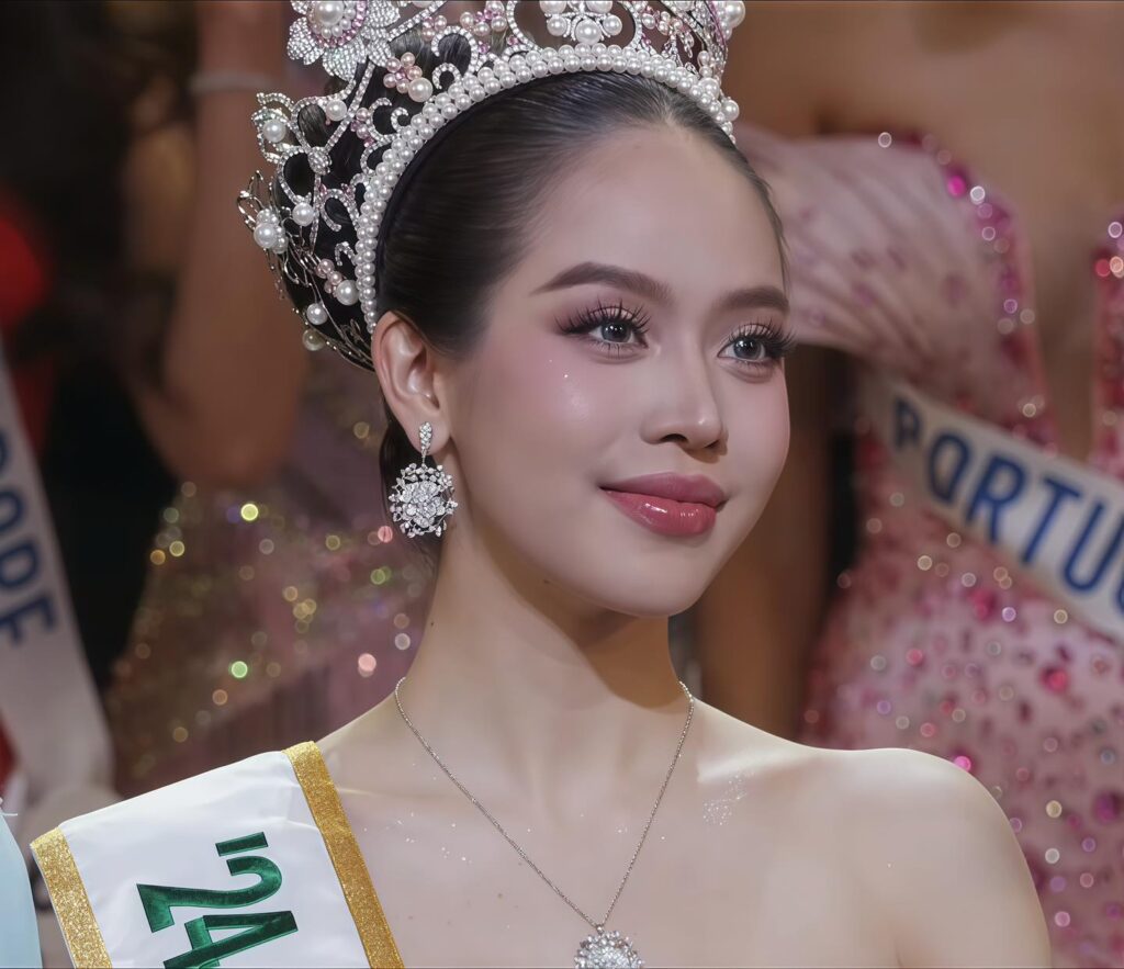 Cận cảnh lớp trang điểm trong trẻo và son đỏ của Thanh Thủy