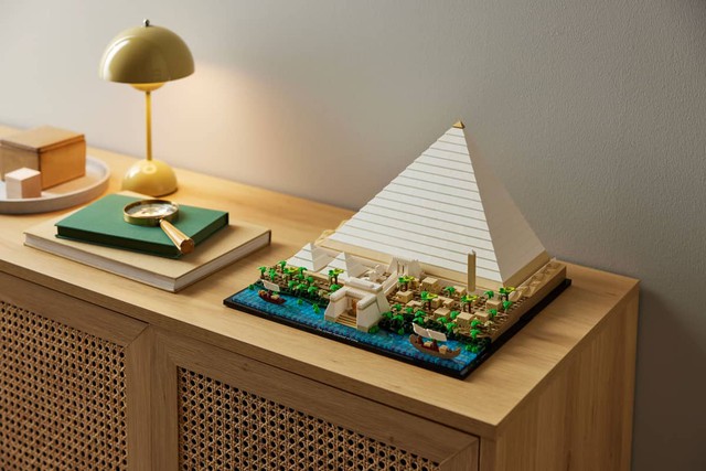 Món quà LEGO được đặt trên tay người nhận trong buổi gặp mặt