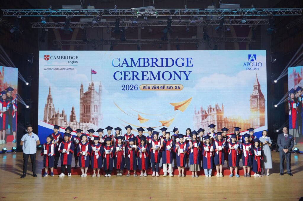 Học sinh thực hành tiếng Anh trong môi trường lớp học