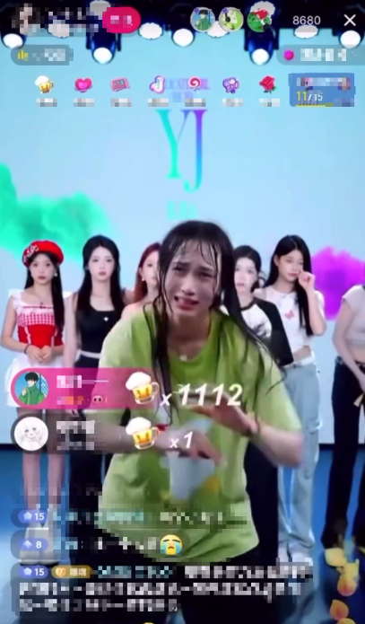 Khung cảnh livestream nhóm đang nhận nhiều bình luận từ khán giả
