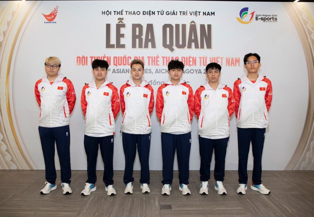 Các thành viên đội tuyển PUBG Mobile Việt Nam cùng ban huấn luyện
