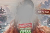 Nàng hậu đứng bên những tảng đá ven biển Nha Trang