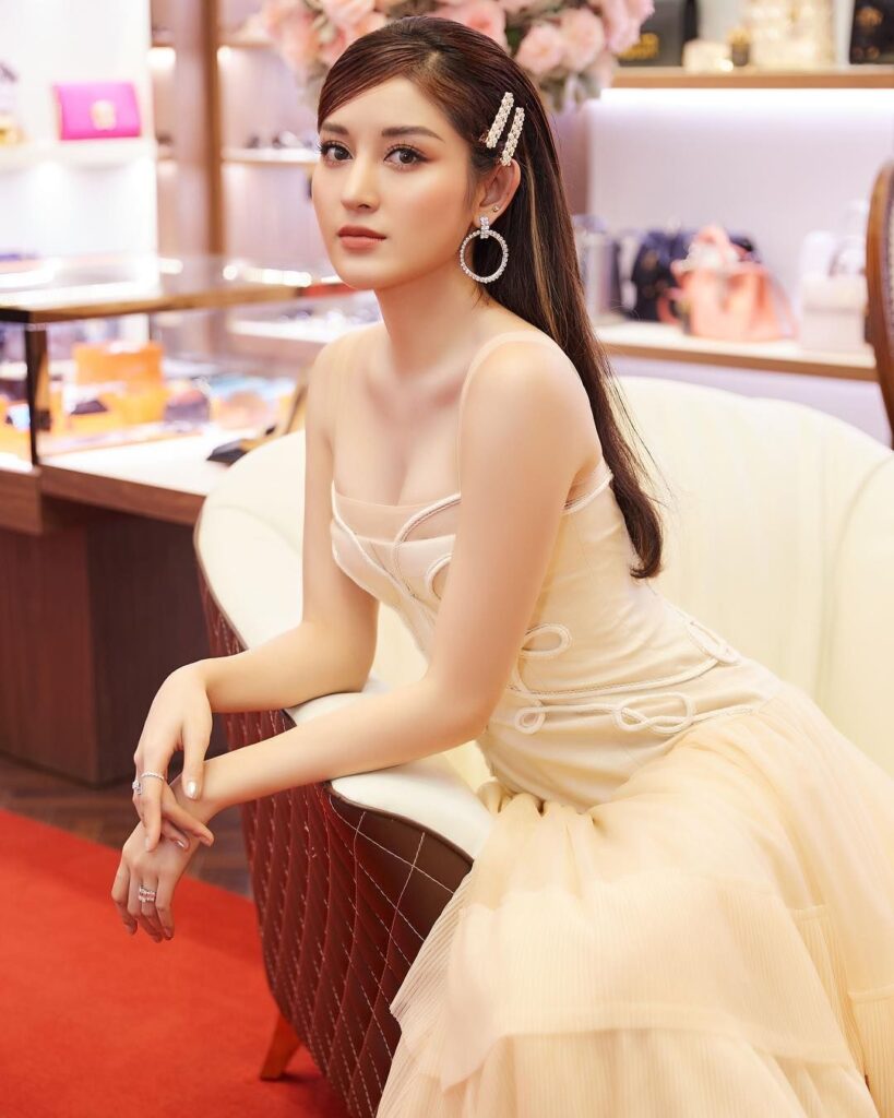 Huyền My xuất hiện giản dị trong một khoảnh khắc đời thường