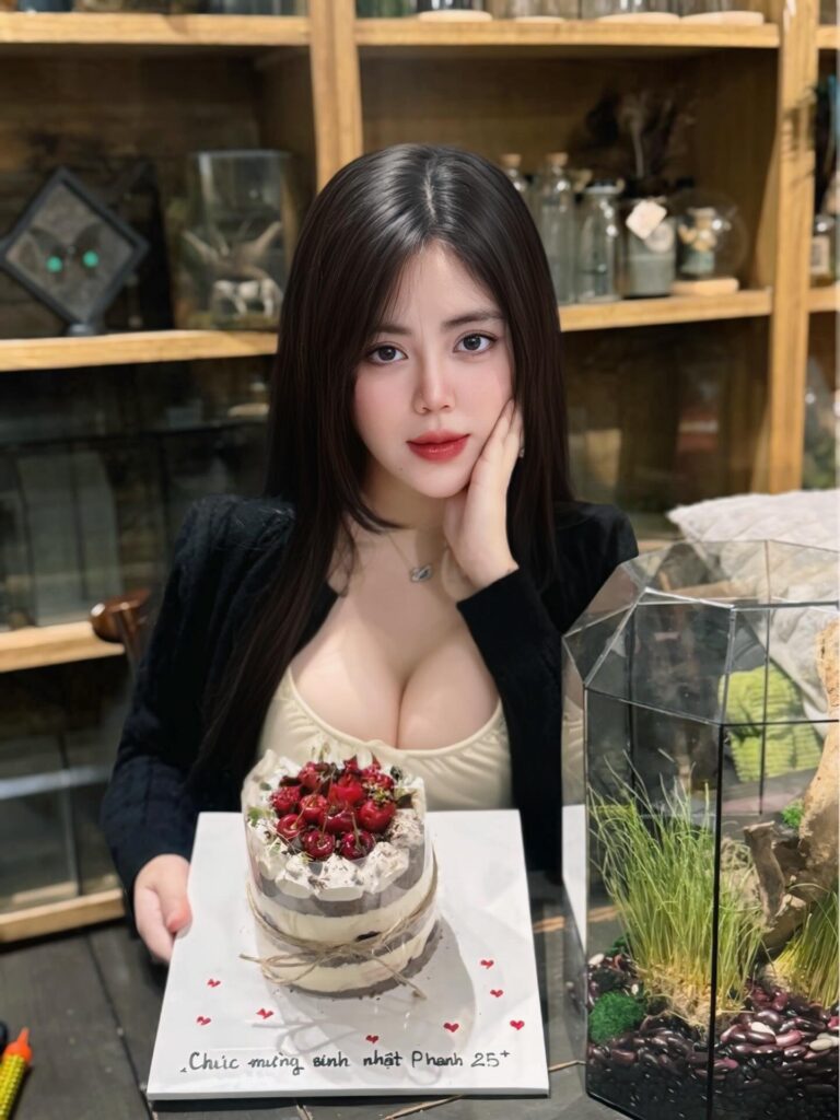 Phương Anh Hoàng chụp ảnh tại không gian trang trí Trung thu