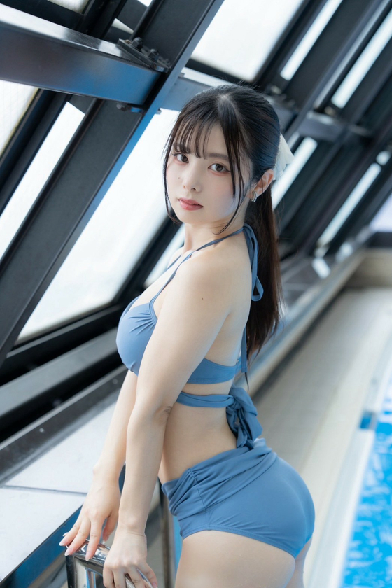Aoi Furuhama mỉm cười trước ống kính