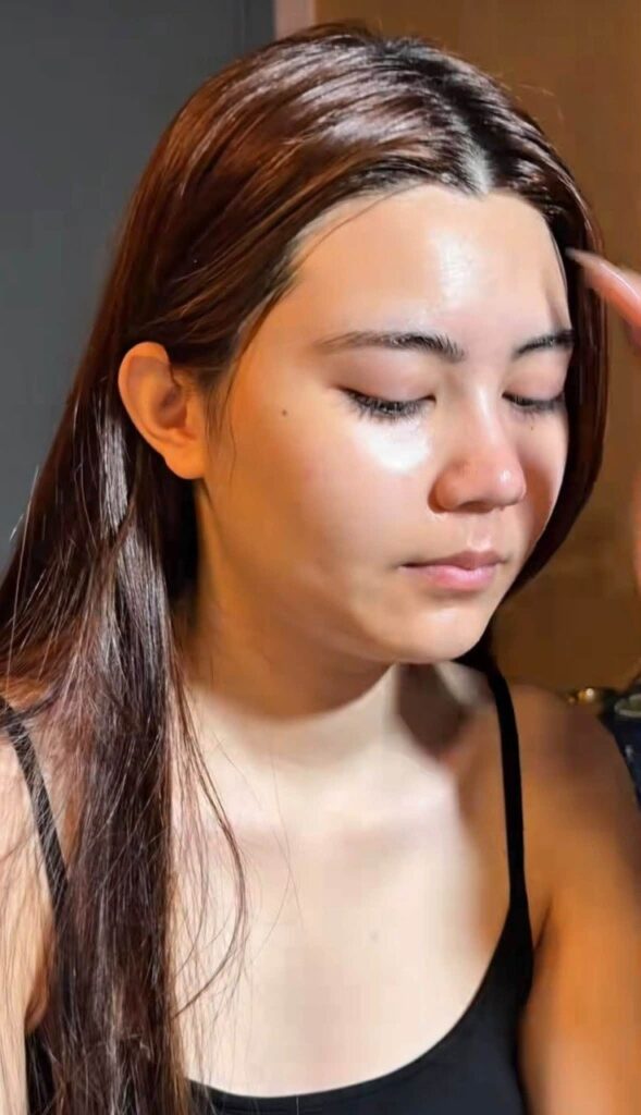 Hạt Dẻ xuất hiện với phong cách giản dị và mái tóc tự nhiên