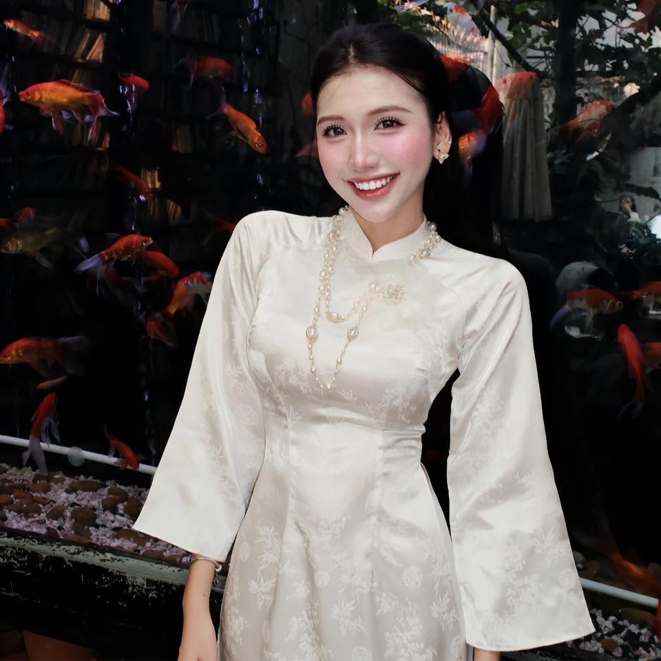 Một khoảnh khắc Lan Hương mỉm cười trong bộ ảnh đón tuổi mới