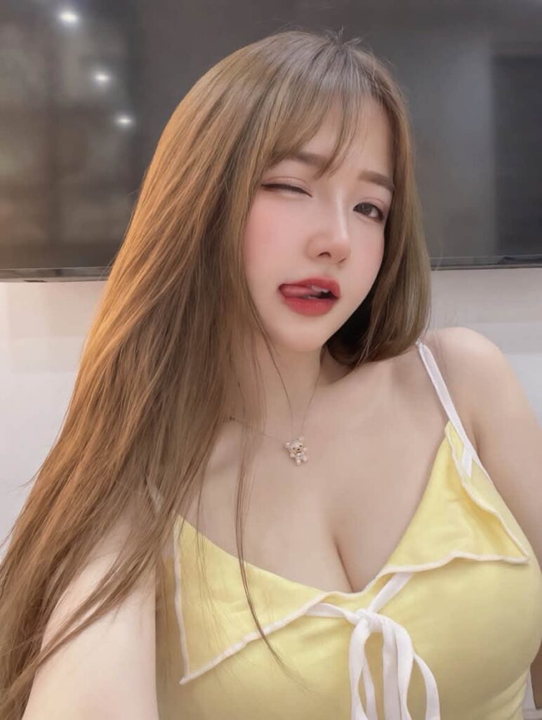 Hình ảnh Thùy Trang trong phong cách nữ tính và thanh lịch