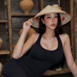 Nutariya Suriyachot tạo dáng trước Nhà Thờ Lớn Hà Nội