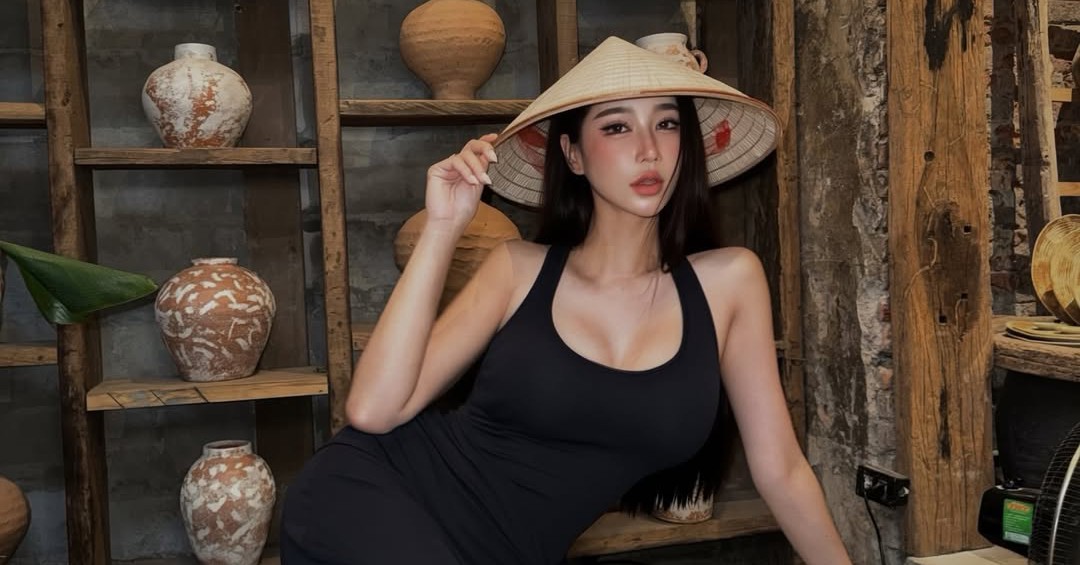 Nutariya Suriyachot tạo dáng trước Nhà Thờ Lớn Hà Nội