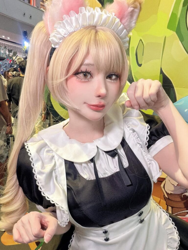 Nữ coser thể hiện thần thái cá tính trong bộ trang phục cầu kỳ