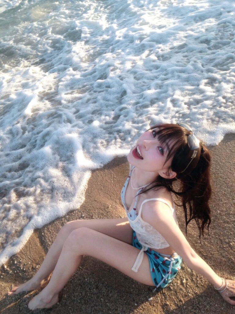 Mizuki tạo dáng nhẹ nhàng trên bãi biển lúc chiều muộn