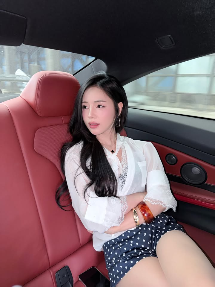 Dương Dung bước đi trên bãi biển trong chuyến du lịch Hàn Quốc