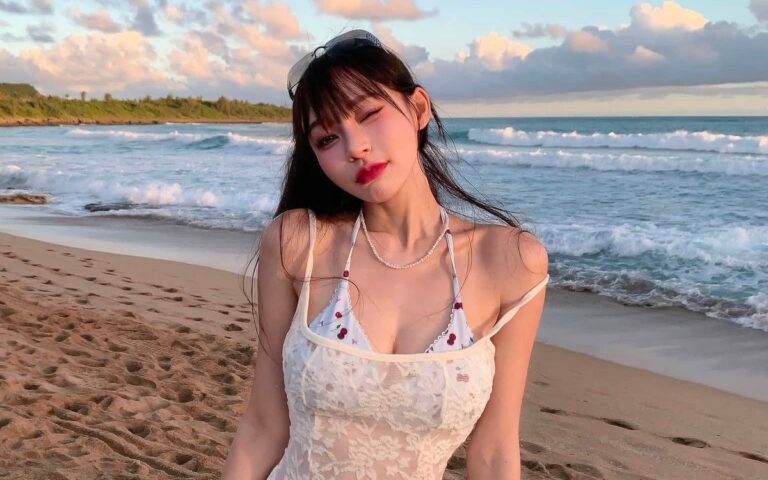 Mizuki đứng bên bờ biển dưới ánh hoàng hôn