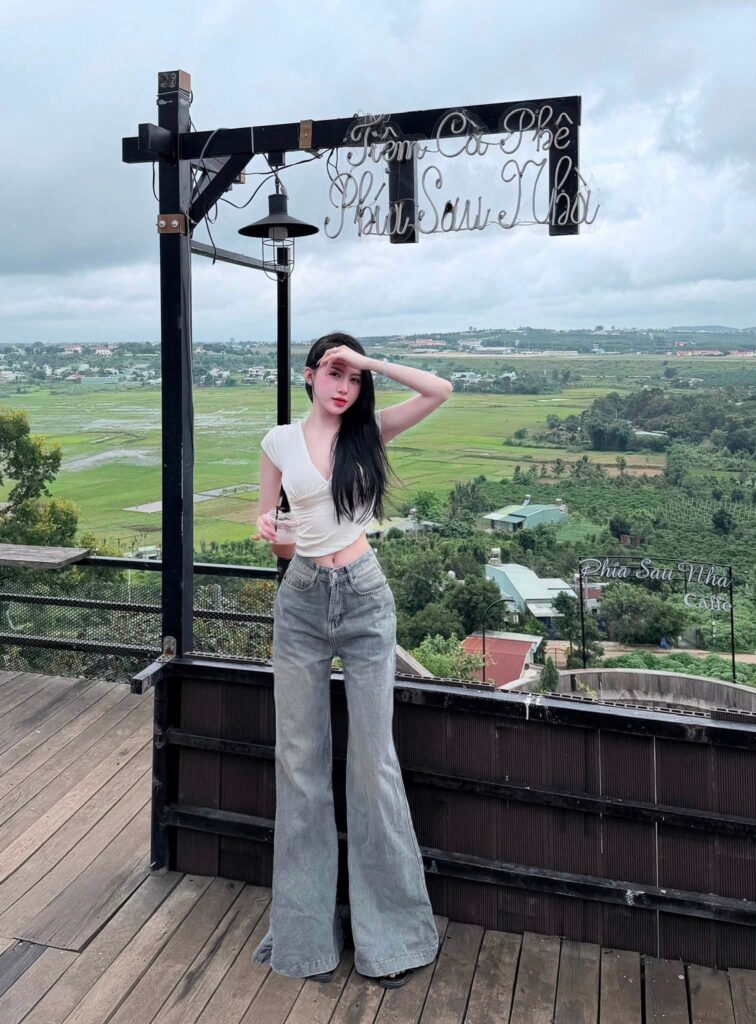 Cận cảnh gương mặt rạng rỡ và làn da sáng của Thương Kem