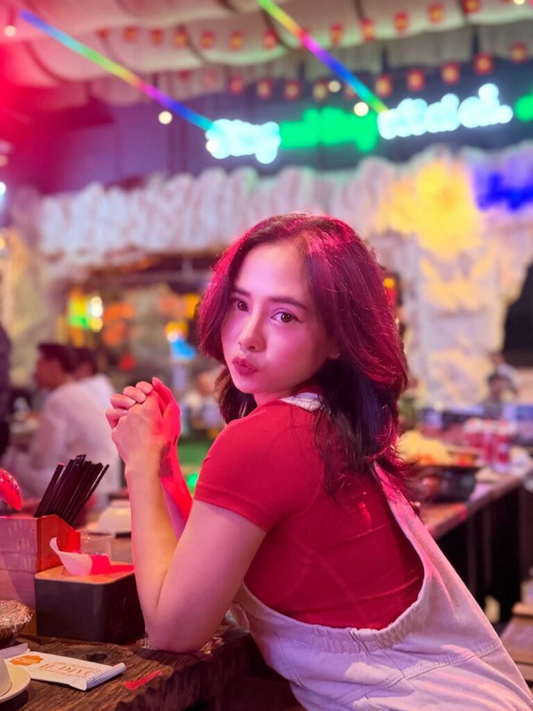 Võ Thảo kết hợp áo dài với khăn đóng, thể hiện vẻ nữ tính