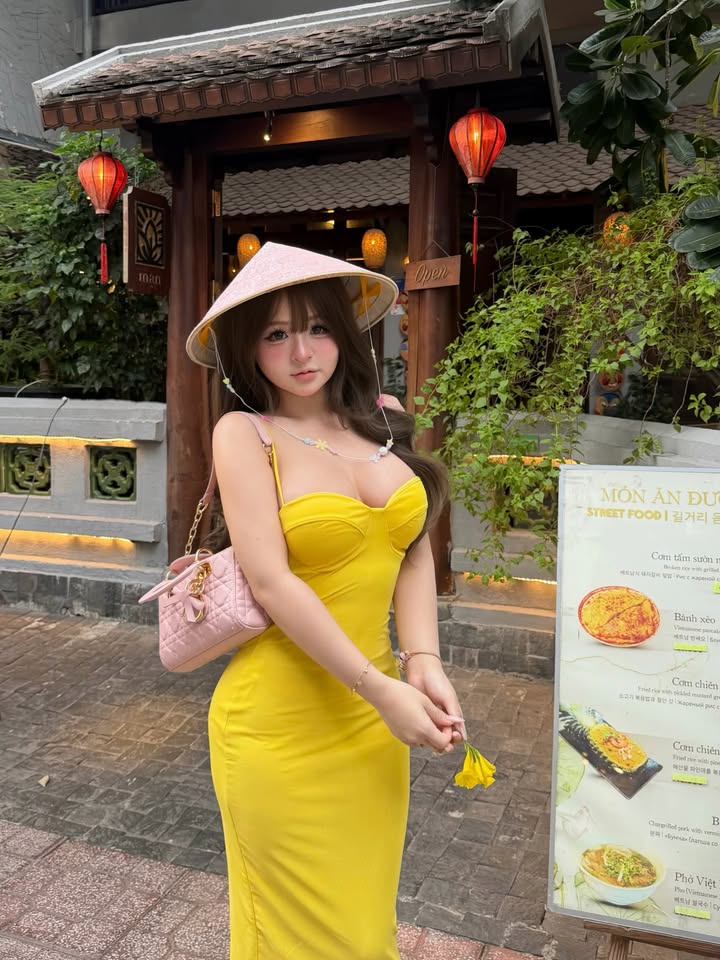Chiếc bánh sinh nhật và nến được đặt cạnh Uyen Meo