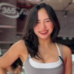 Võ Thảo diện áo dài trắng với vẻ dịu dàng và nụ cười tươi