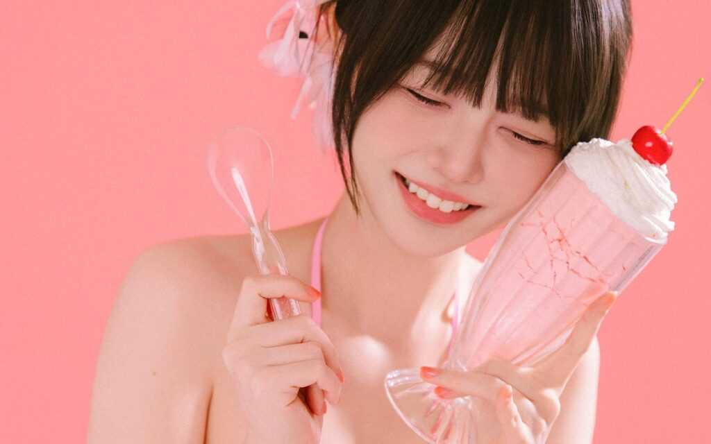 V0RA KIM tạo dáng trong bộ bikini họa tiết dâu tây giữa bối cảnh màu hồng