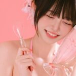 V0RA KIM tạo dáng trong bộ bikini họa tiết dâu tây giữa bối cảnh màu hồng