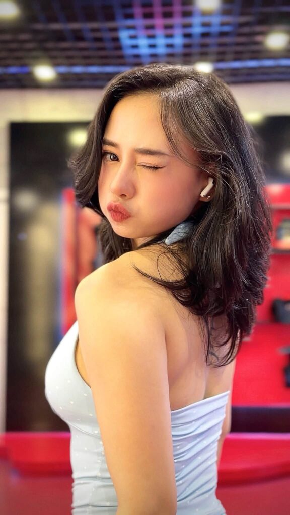 Nữ gymer buộc tóc gọn khi chụp ảnh cùng áo dài truyền thống