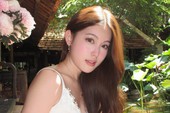 Cô gái mỉm cười giữa những khóm hoa vàng ven đường