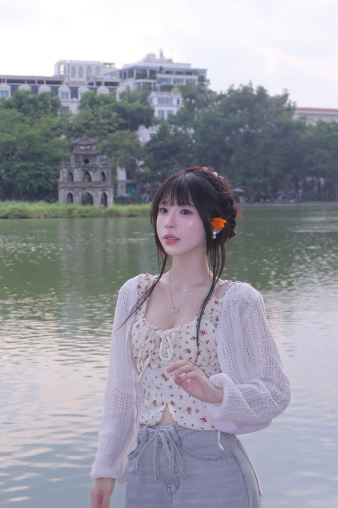 Cô gái diện trang phục trắng xám dạo bước quanh Hồ Gươm