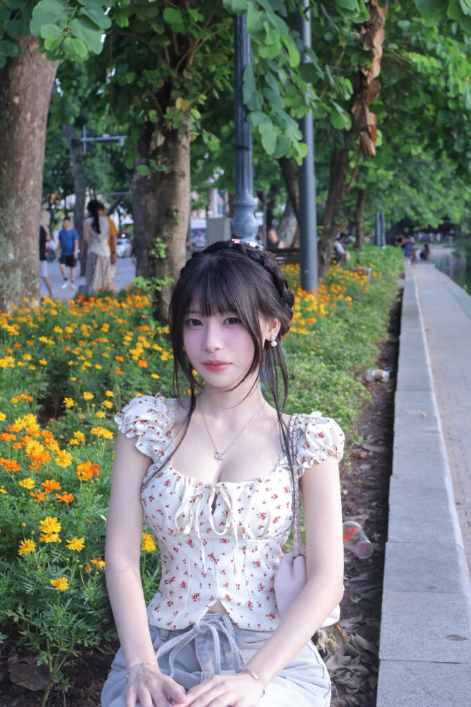 Góc chụp cô gái bên hàng cây và mặt hồ trong ánh chiều