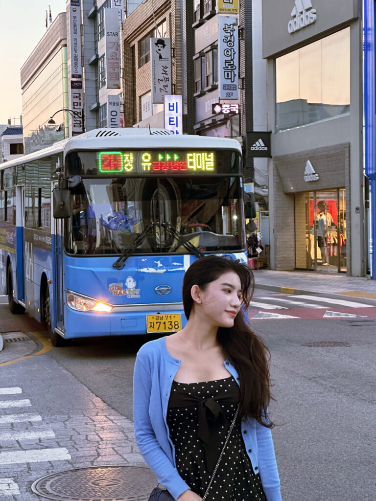 Trang Aiko hướng mắt ra xa giữa khung cảnh biển rộng lớn