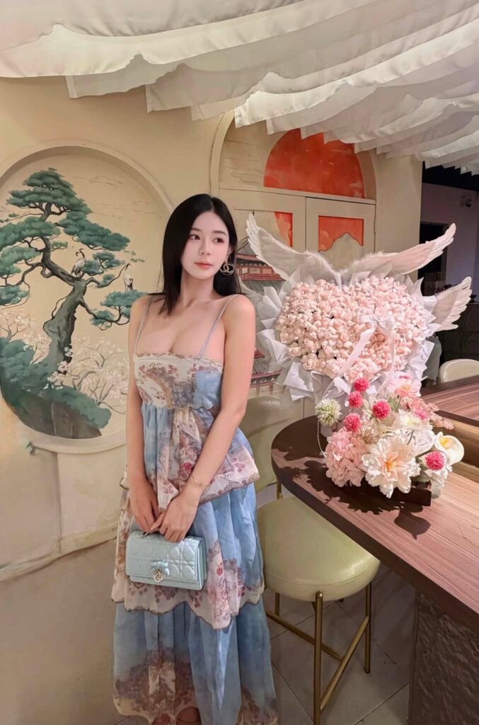 Thiên Di tạo dáng giữa bối cảnh mang màu sắc đồng quê