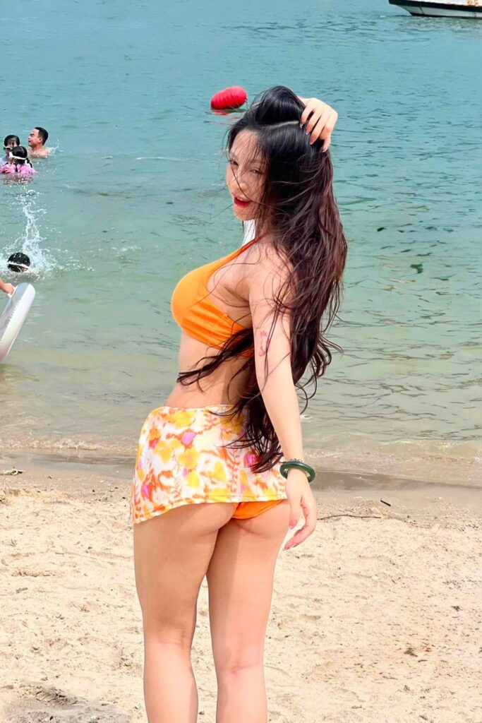 Hình ảnh nghỉ dưỡng của Trần Thị Hậu bên bờ biển mùa hè
