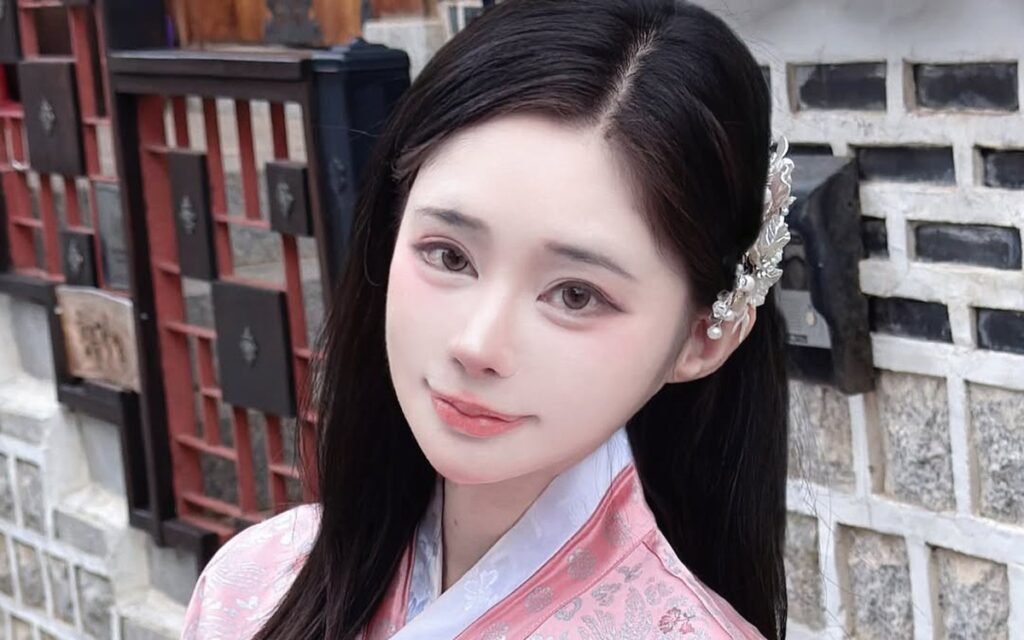 Meenfox trong tạo hình cosplay với mái tóc xanh dài và trang phục trắng