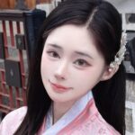 Meenfox trong tạo hình cosplay với mái tóc xanh dài và trang phục trắng