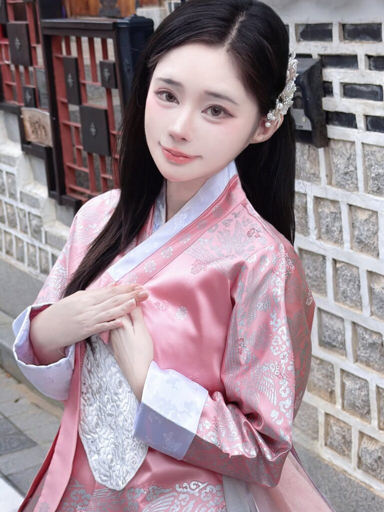 Meenfox chụp ảnh tại sự kiện cosplay đông người hâm mộ