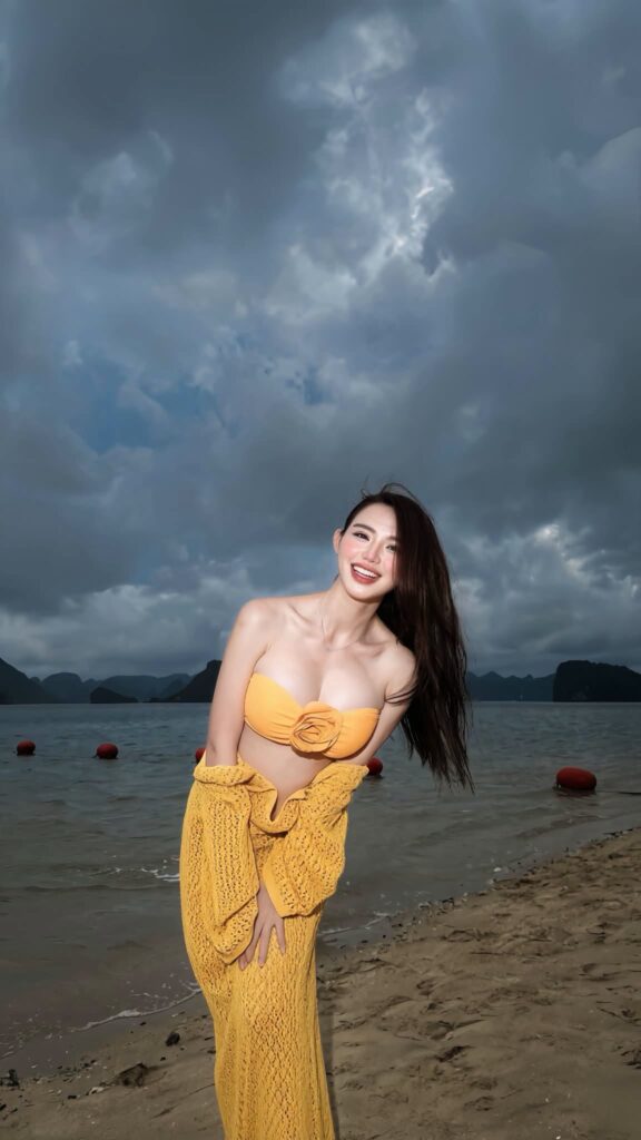 Cận cảnh Dumy Ngô với mái tóc dài và nụ cười rạng rỡ